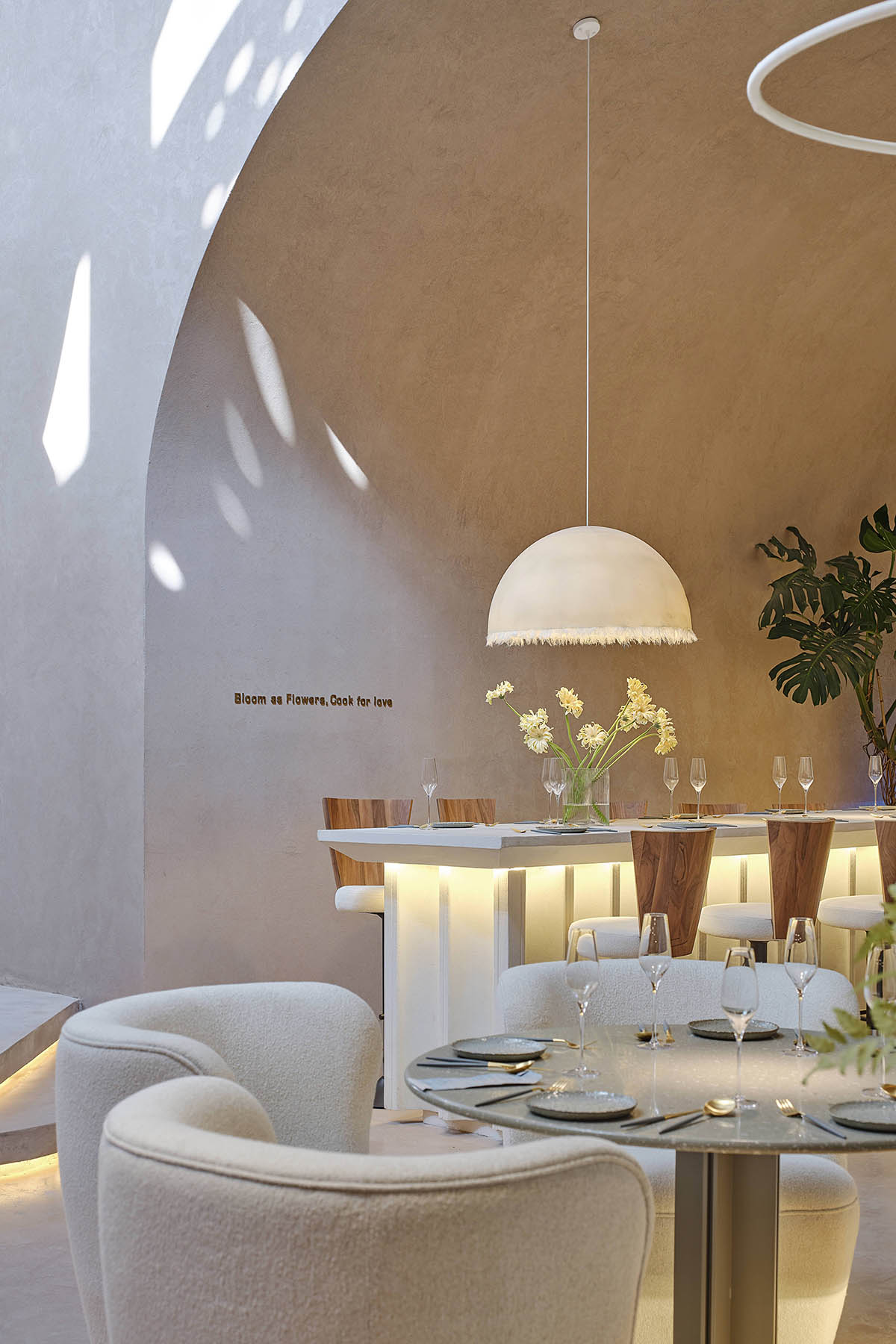 Liang Architecture Studio reflects natural forms and beauty of flowers in Tomacado restaurant