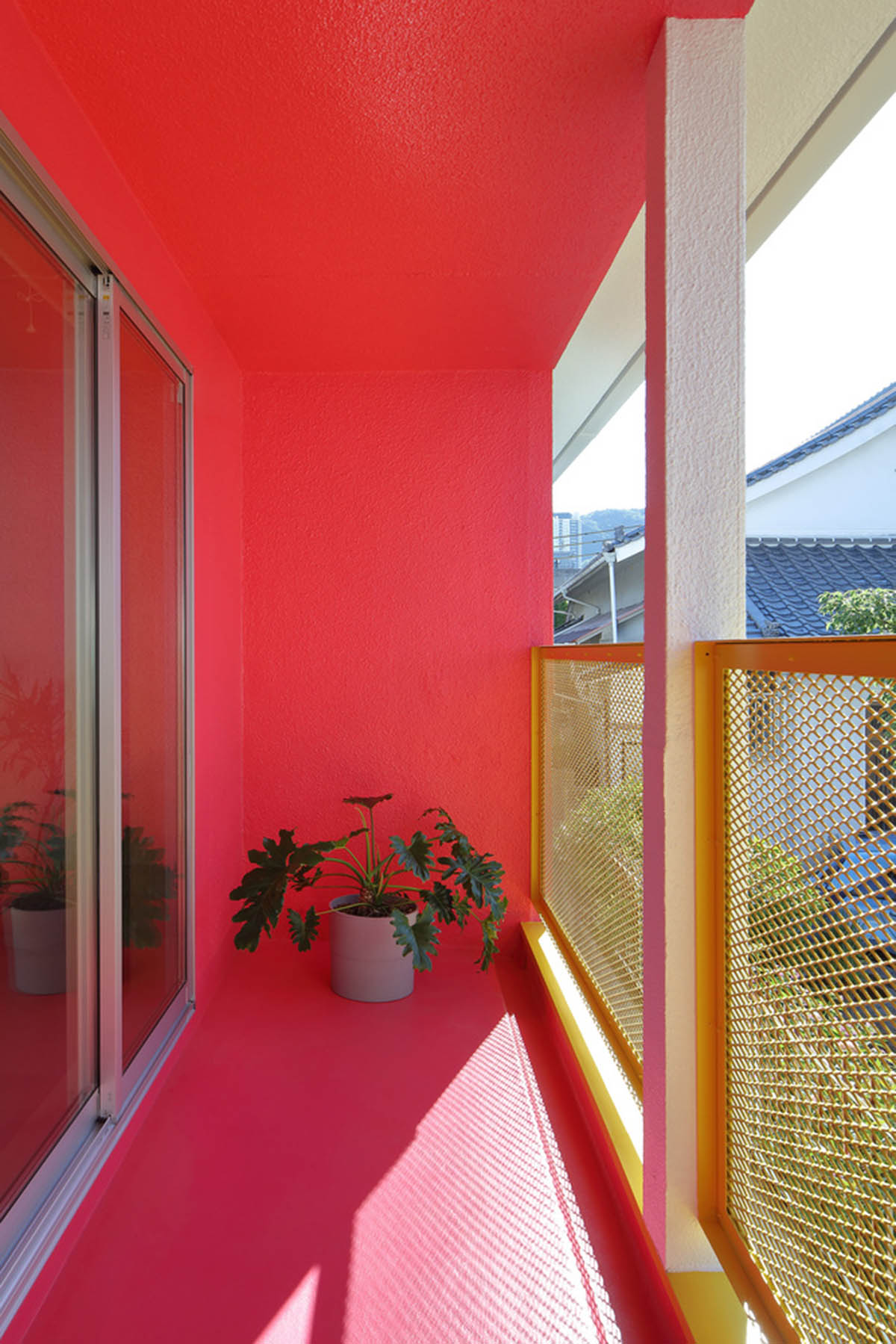 24d-studio renovates old Japanese house with structural colorful arches to create continuous space