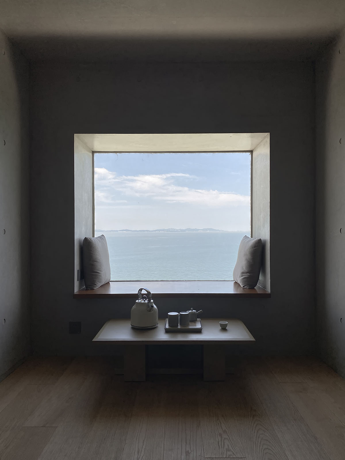 TAO built concrete cafe on a cliff as an extension of the land in China