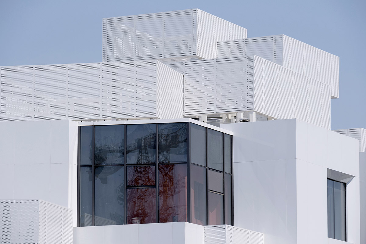 Wutopia Lab completes a Living Theatre Mount with white stacked volumes in China