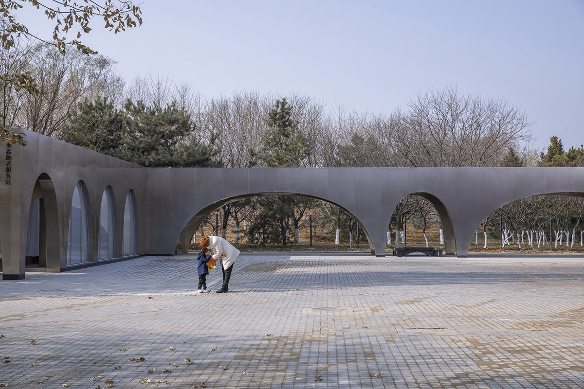 TEMP designs runner's station with stainless steel arcades in Beijing Olympic Forest Park