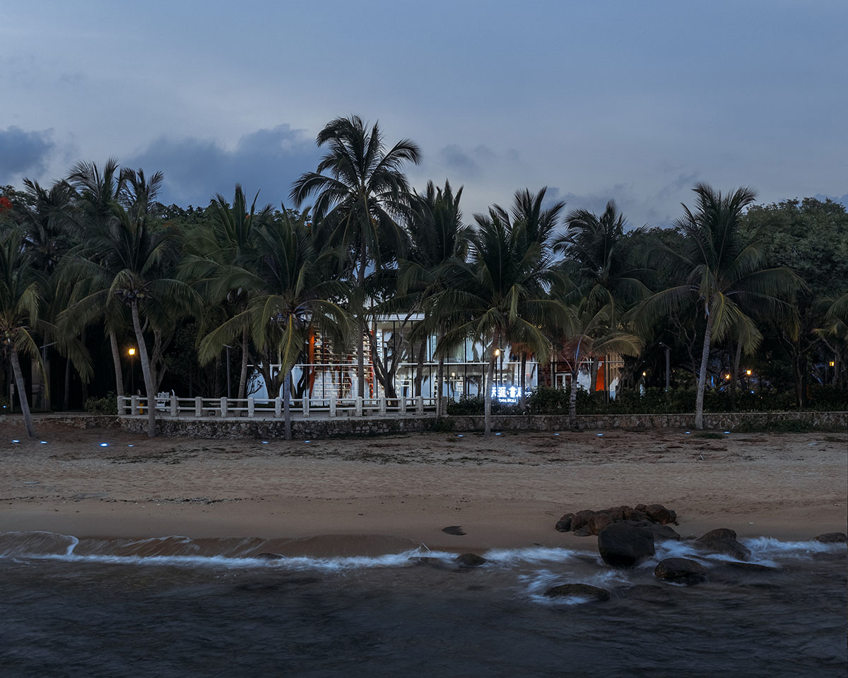 Wutopia Lab elaborates bookstore with red triangular bookshelves for Tianya Books in China 