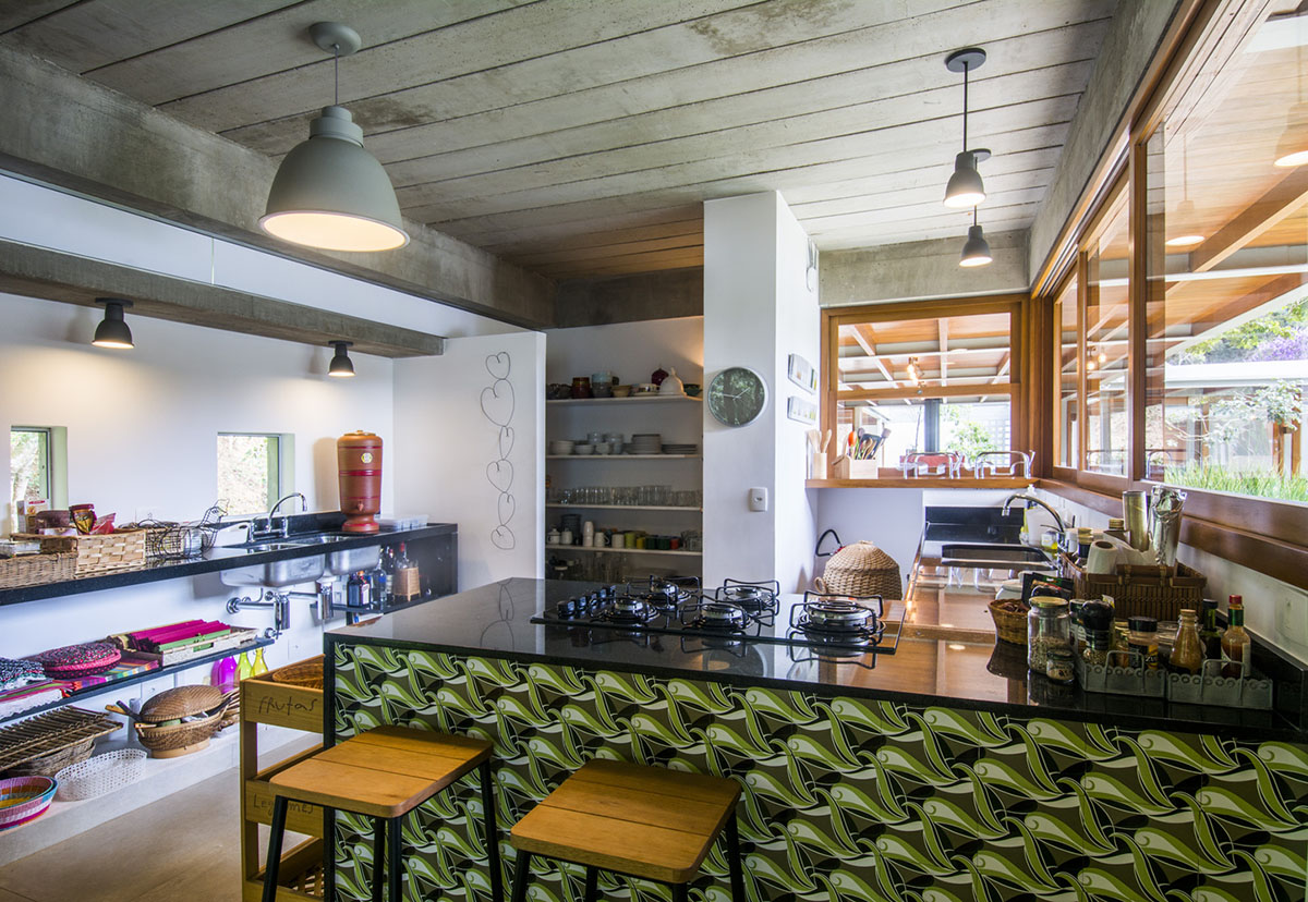 Only eight points support this linear spaceship-looking volume in the hills of Rio de Janeiro