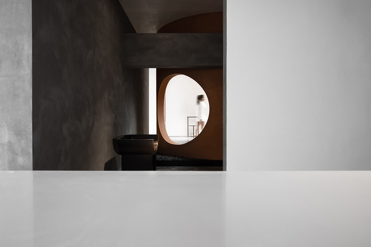 JG Phoenix creates paint-like interiors harmonized with geometric cut-outs for showroom in China