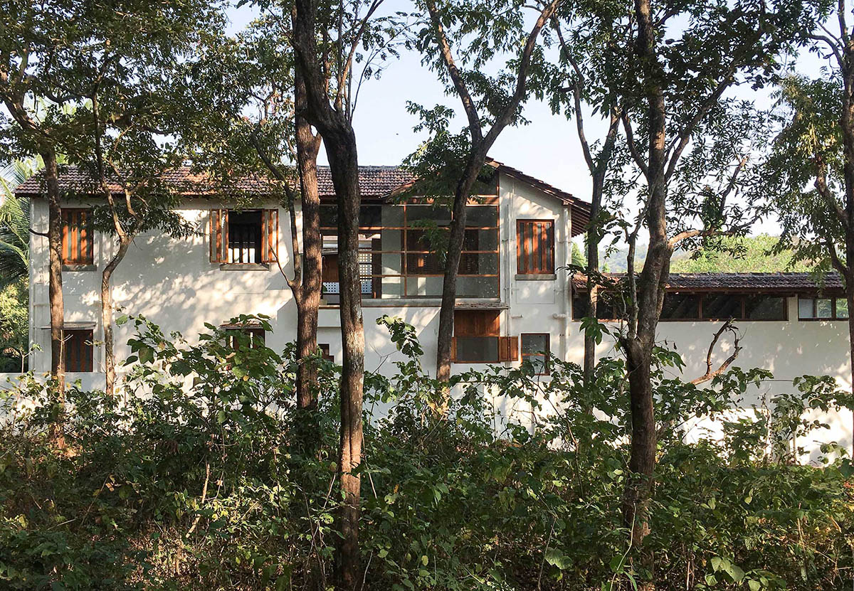 Field Atelier built house with free flowing internal courtyards in North Goa, India