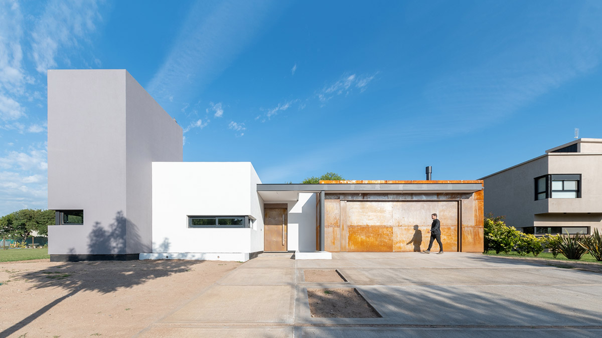 CPD ESTUDIO completes House Francia with corten steel volume in Argentina