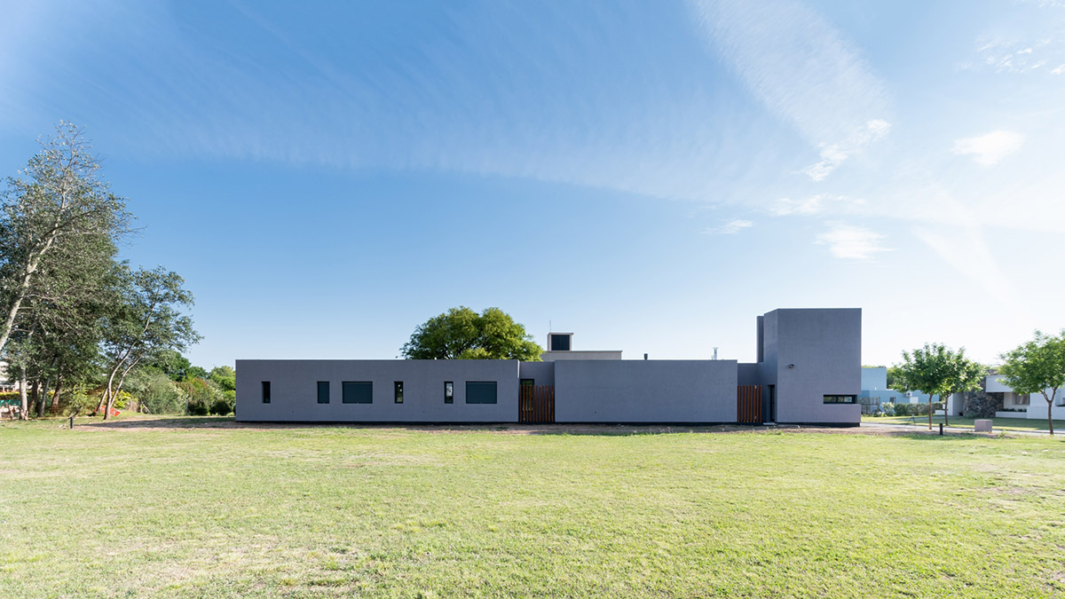 CPD ESTUDIO completes House Francia with corten steel volume in Argentina