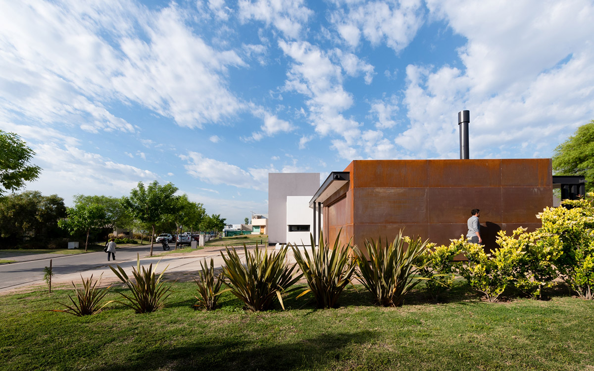 CPD ESTUDIO completes House Francia with corten steel volume in Argentina