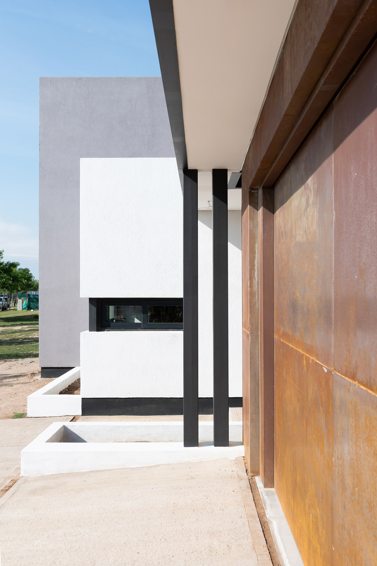 CPD ESTUDIO completes House Francia with corten steel volume in Argentina