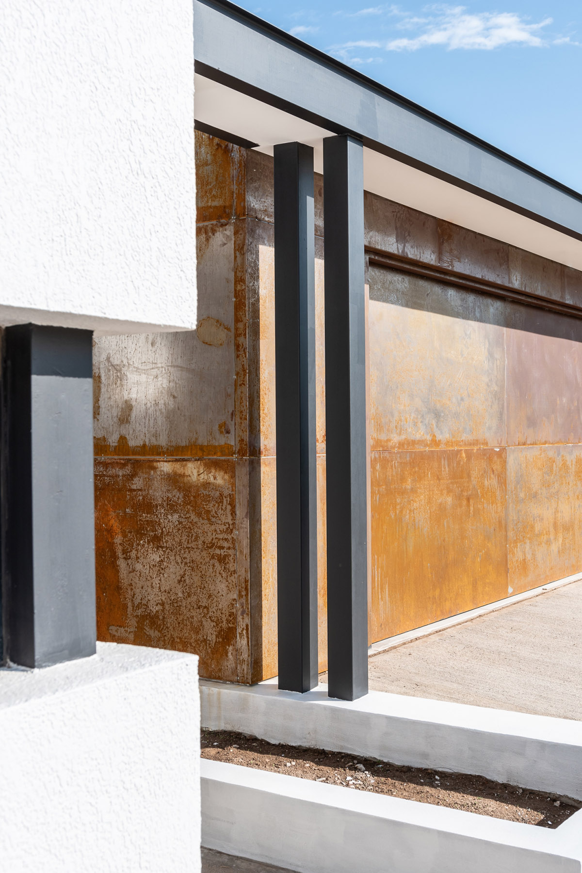 CPD ESTUDIO completes House Francia with corten steel volume in Argentina