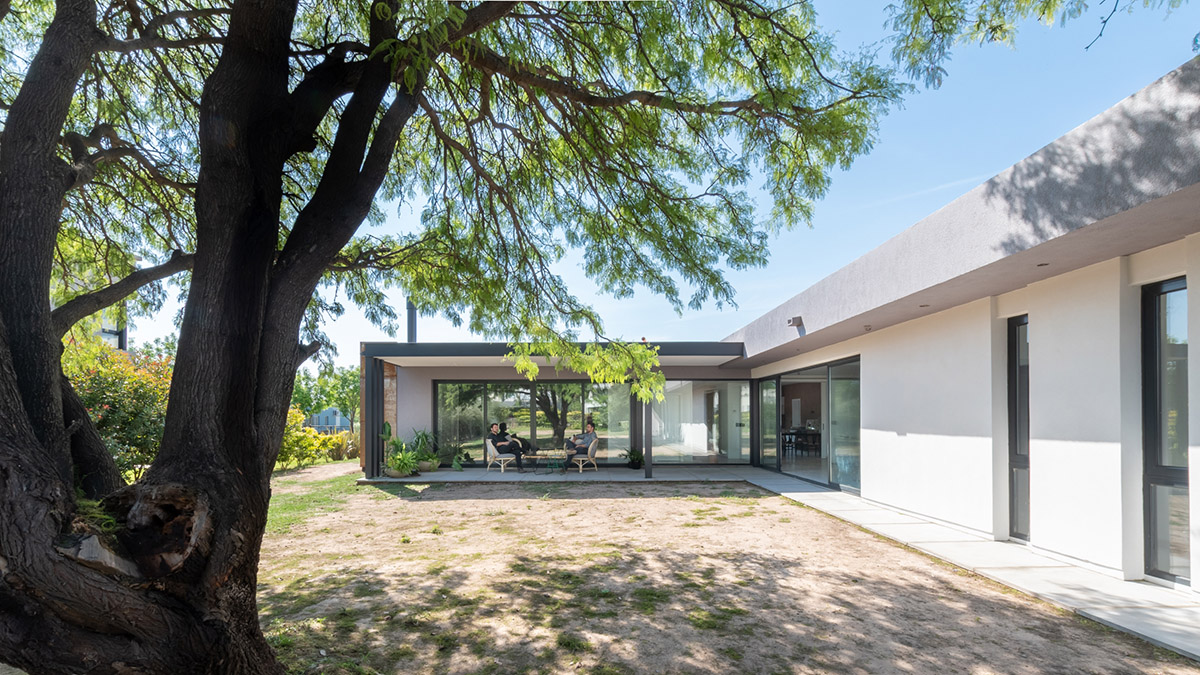 CPD ESTUDIO completes House Francia with corten steel volume in Argentina