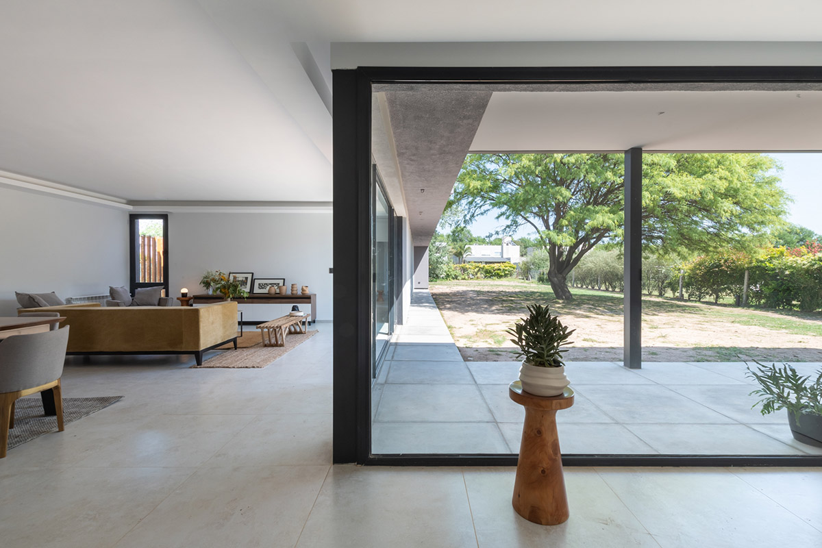 CPD ESTUDIO completes House Francia with corten steel volume in Argentina
