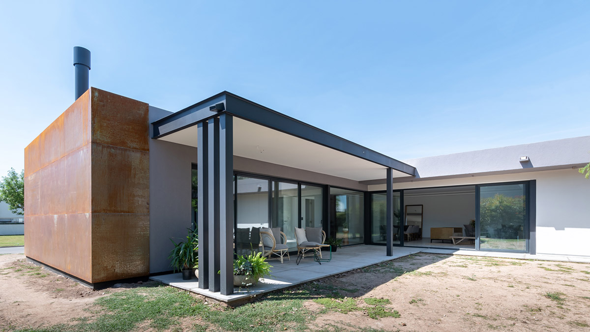 CPD ESTUDIO completes House Francia with corten steel volume in Argentina