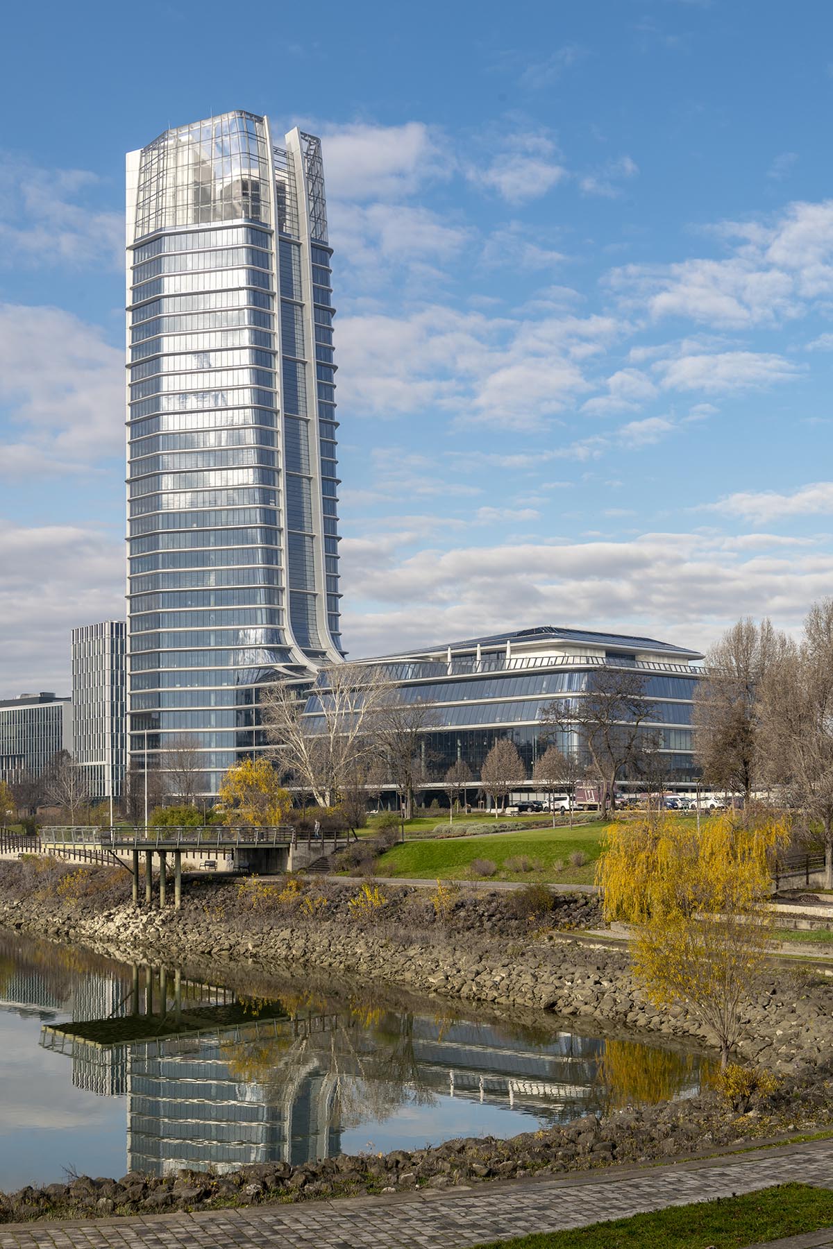 Foster + Partners completes new sustainable headquarters in Budapest 