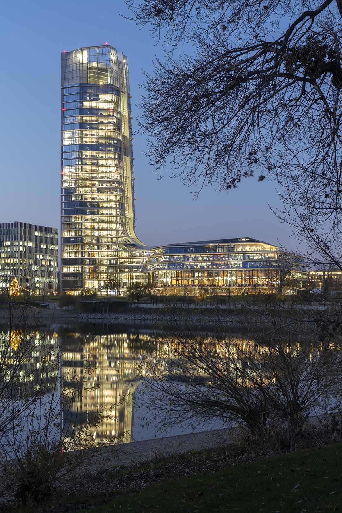 Foster + Partners completes new sustainable headquarters in Budapest 