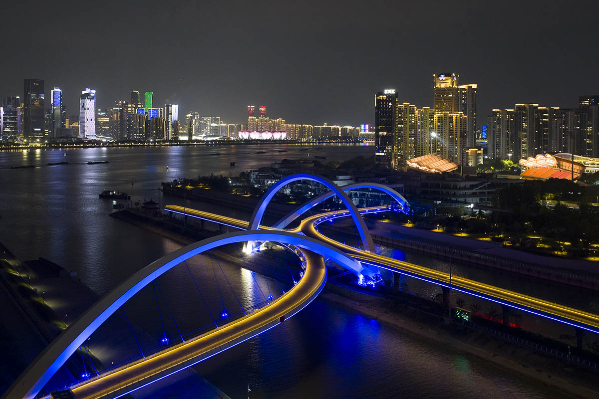 Zaha Hadid Architects reveals the silk-inspired bridge of Hangzhou with a sinuous form