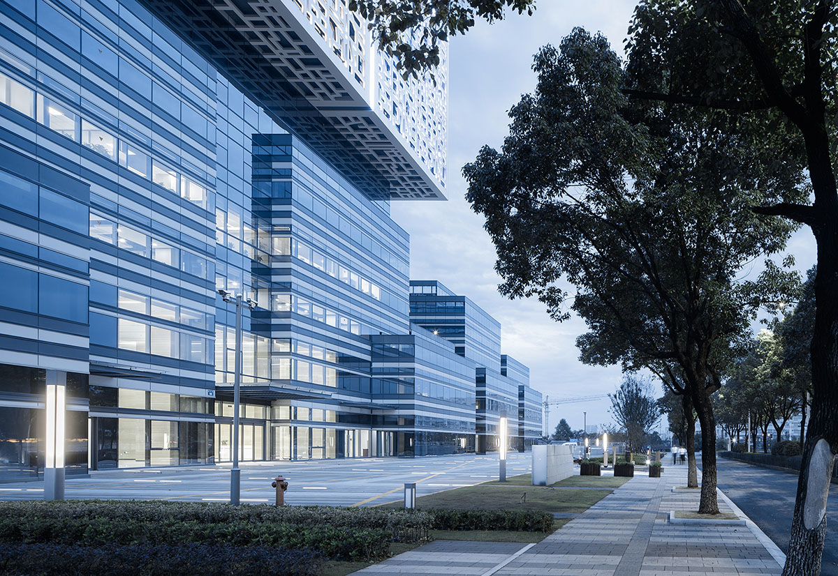 UAD completes Cube office building with staggered cubic volumes and lacework-clad tower in Hangzhou