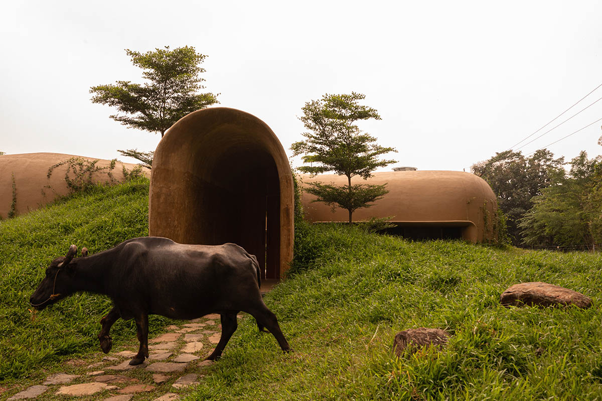 Cave-like farmhouse by Earthscape Studio provokes 