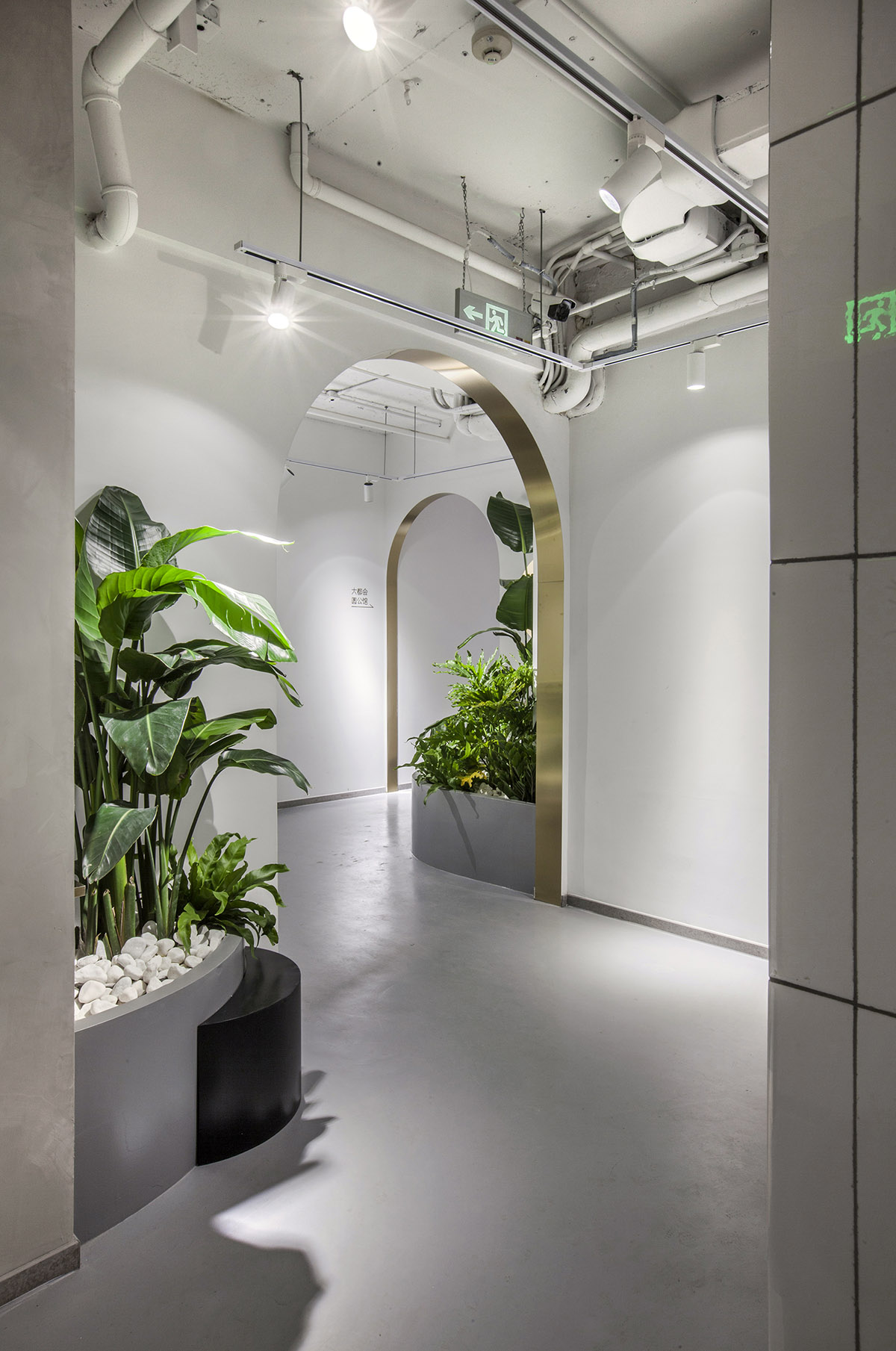 Towodesign uses metallic colors and golden pieces to create a retro atmosphere for this health store