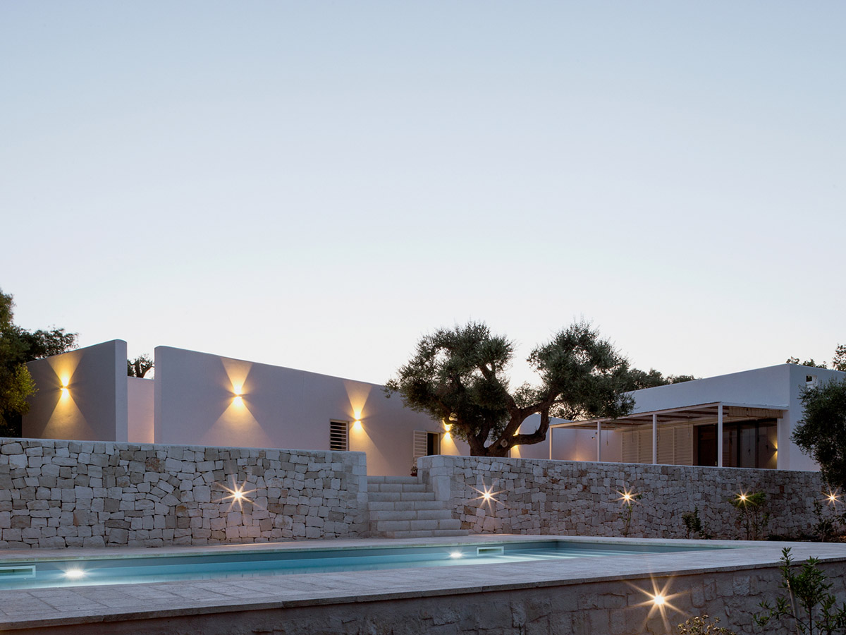 Noname Studio designs townhouse with all-white abstract sculpted volumes among olive trees