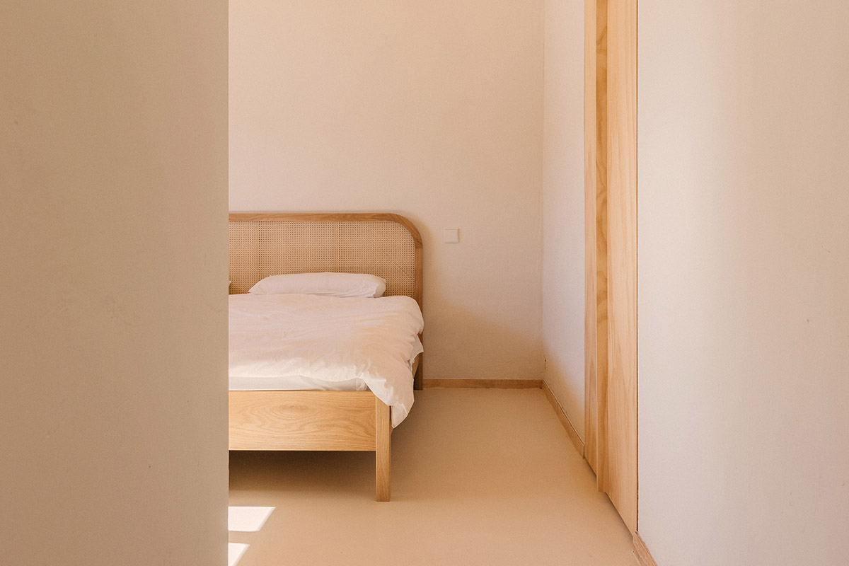 This house interacts with light and space, dimming to create a harmonious architectural experience