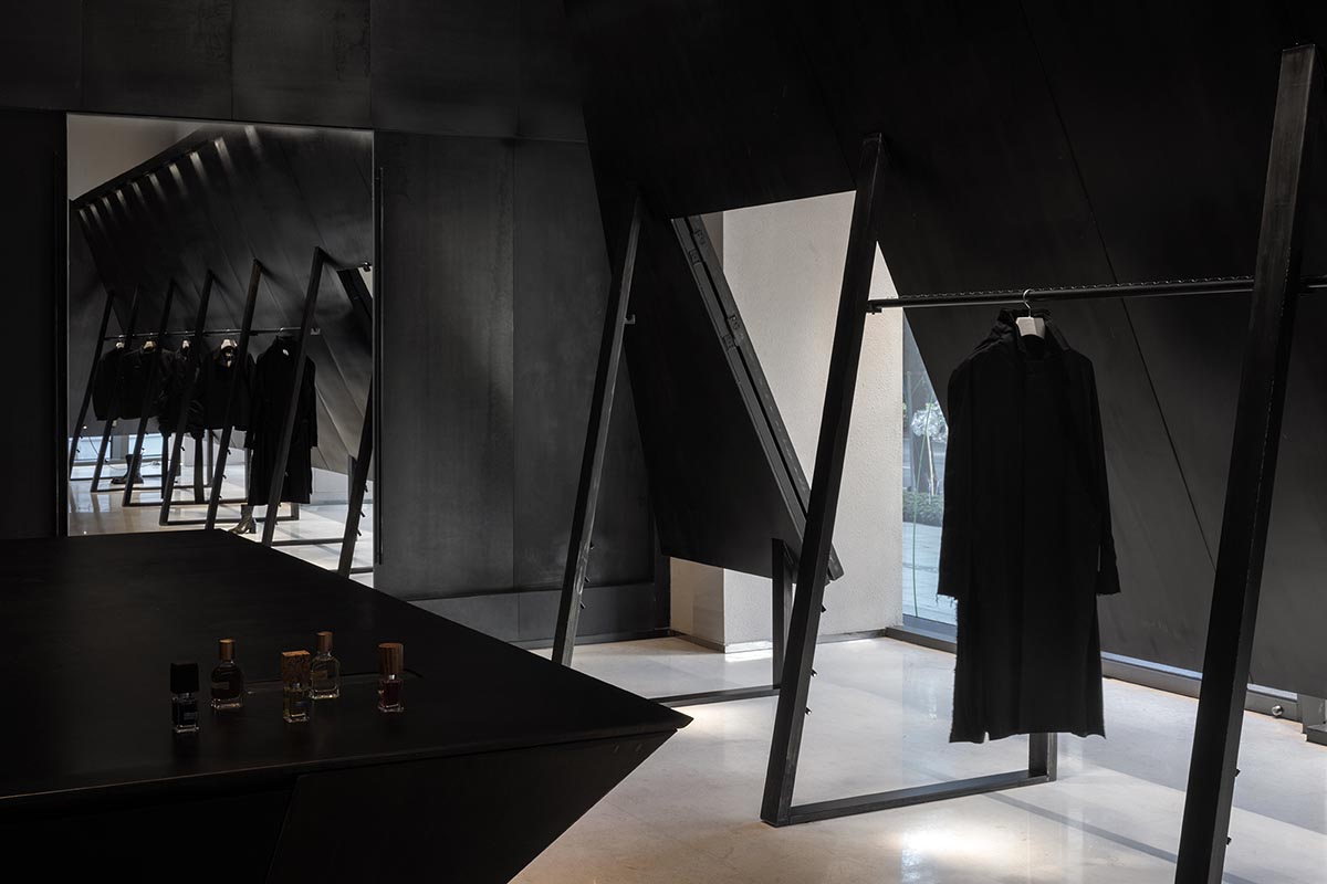 Fashion boutique features dune-shaped space to evoke a serene escape from a bustling city