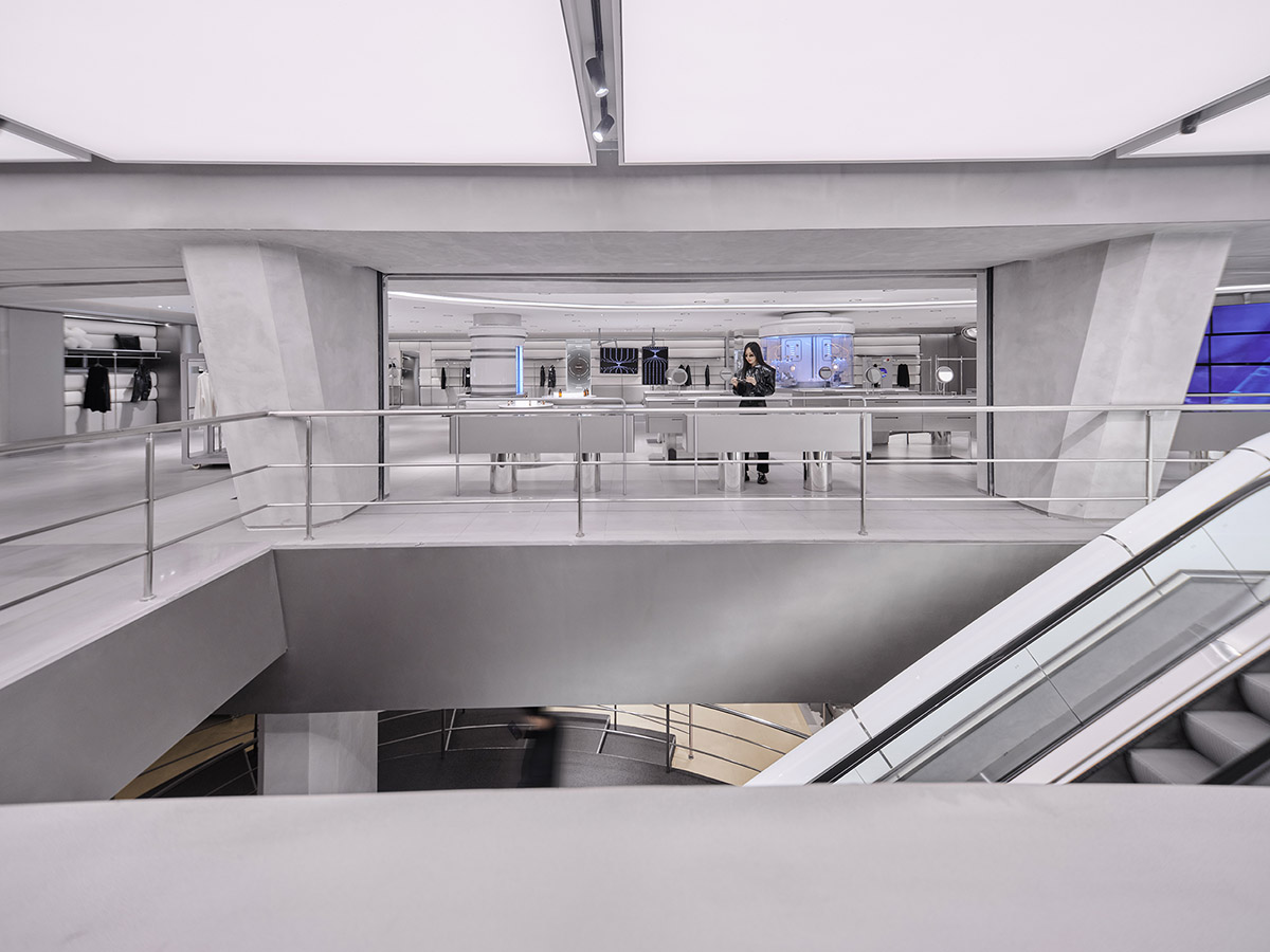 Leaping Creative creates spaceship-like store with tech-integrated elements in Shanghai 