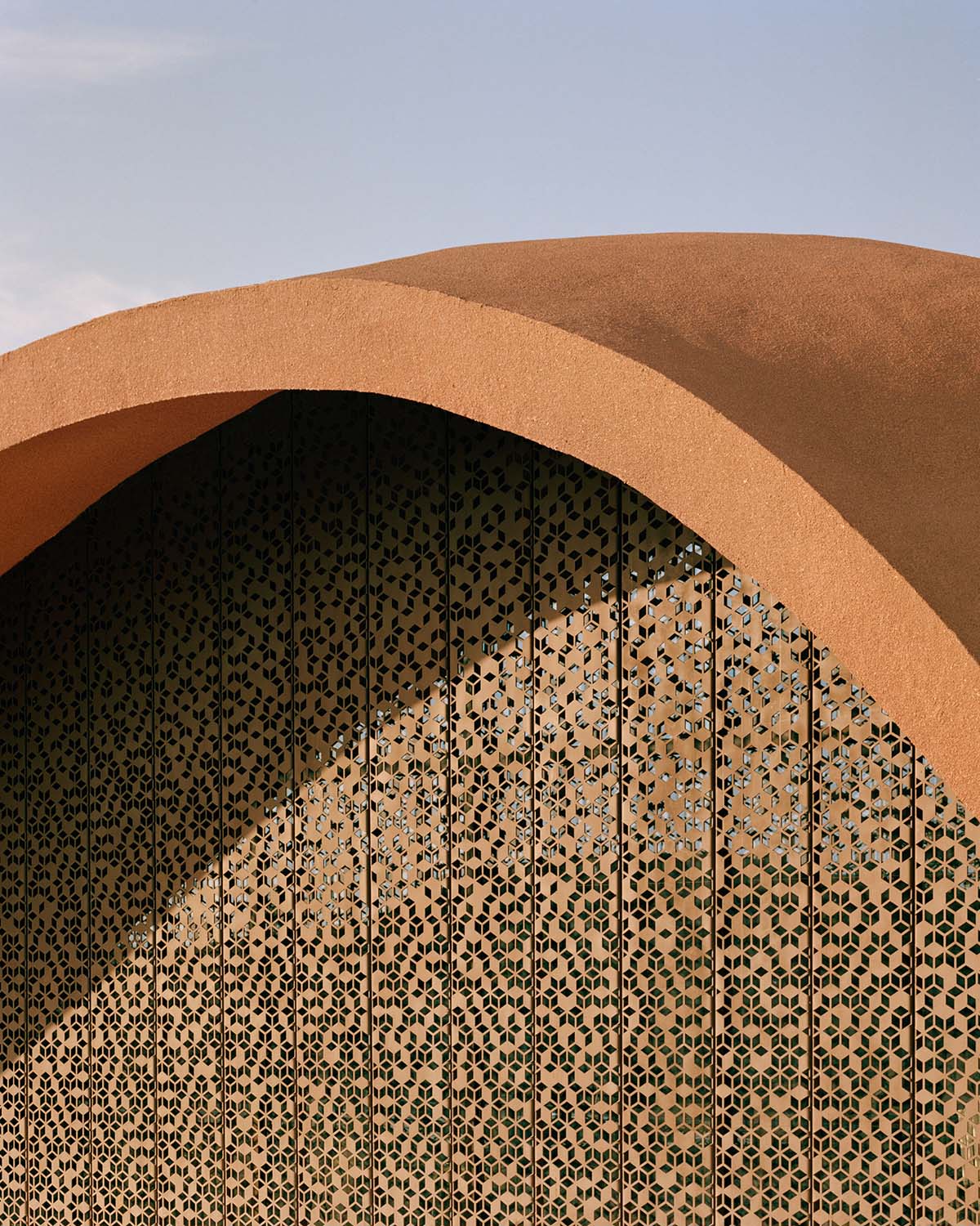 Smooth curves of a golf clubhouse by Oppenheim Architecture are derived from the natural desertscape