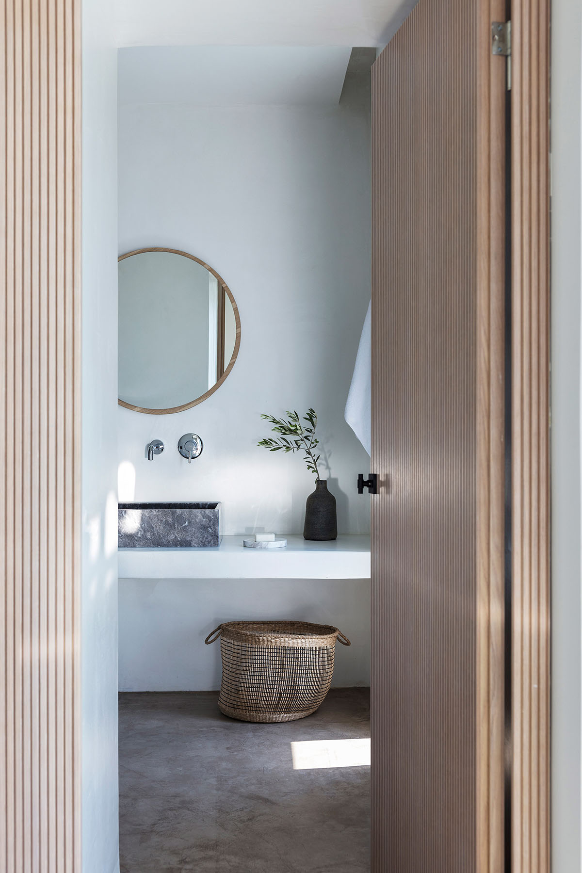 Kapsimalis Architects adds this summer villa featuring orthogonal lines to the Santorini Island