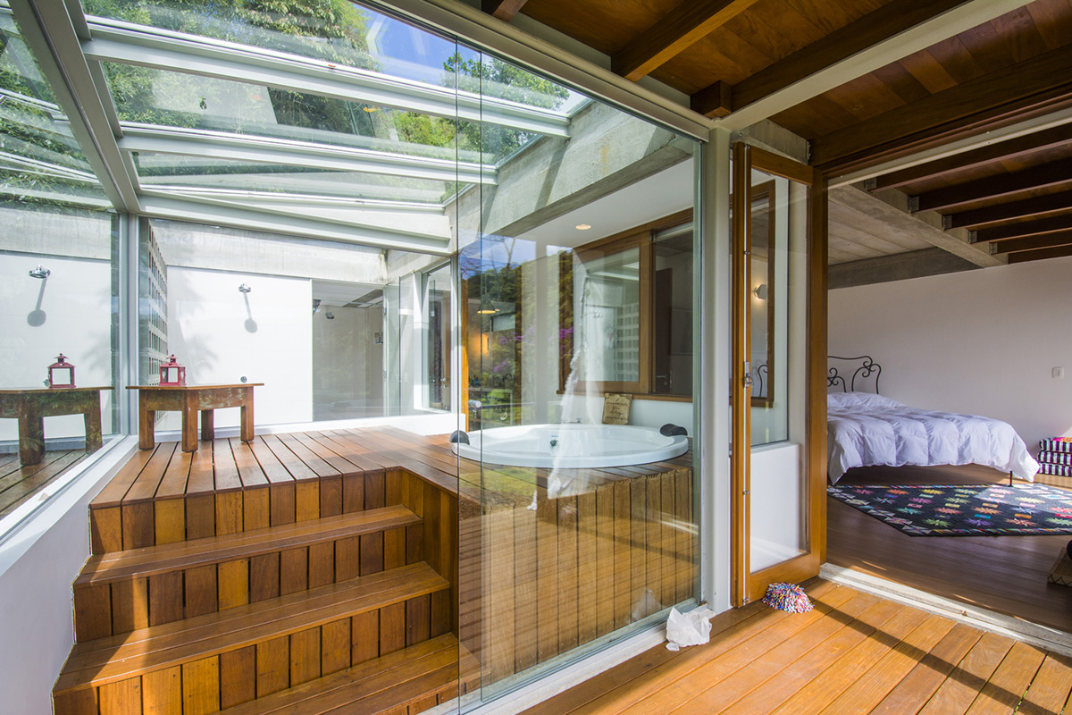 Only eight points support this linear spaceship-looking volume in the hills of Rio de Janeiro