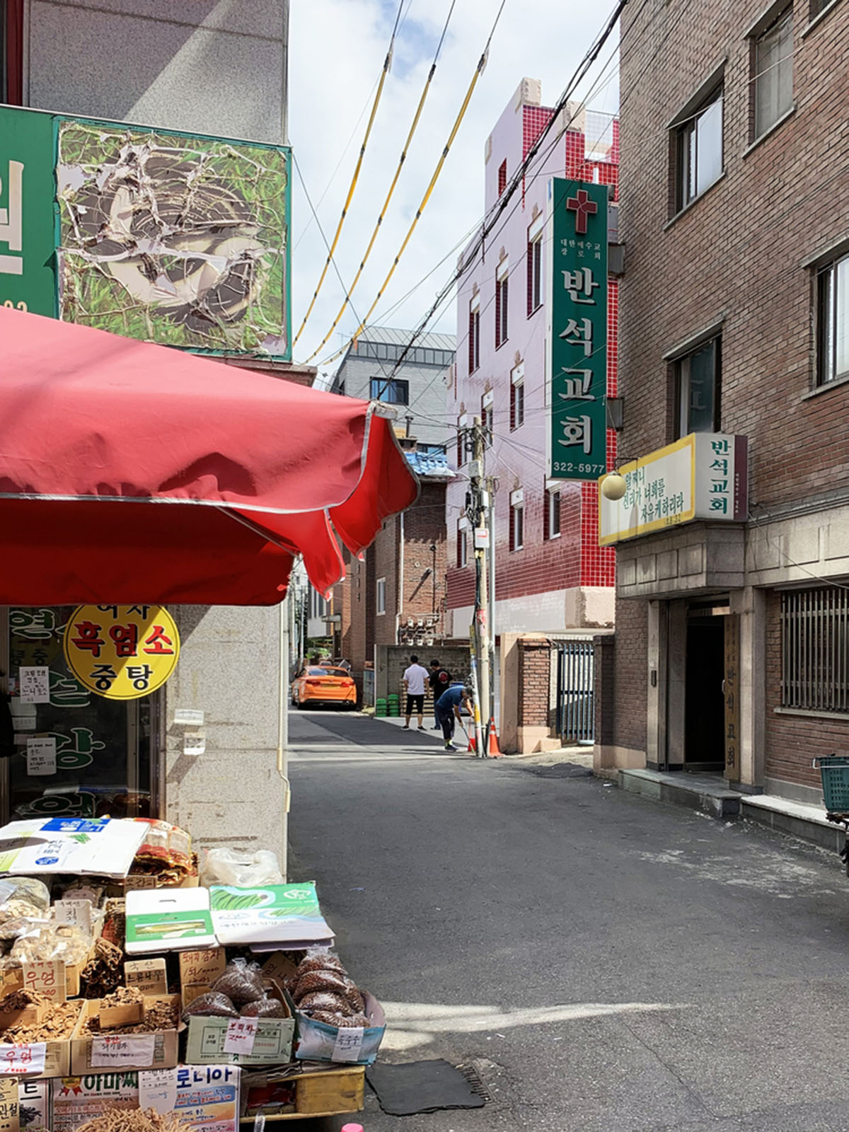 aoa architects uses red marble tiles to clad this apartment in South Korean neighborhood