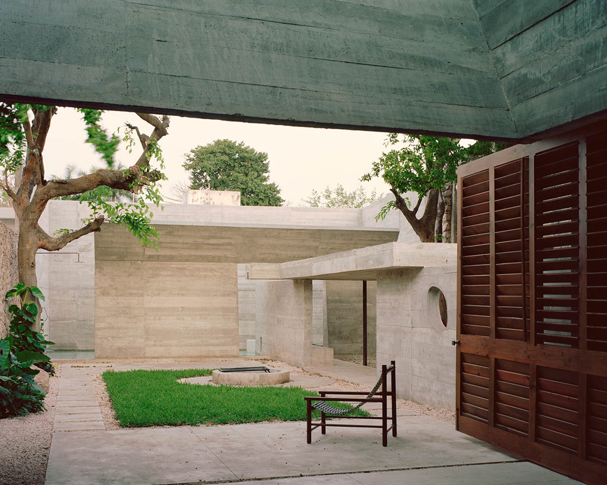 Ludwig Godefroy Architecture designs tropicalized Casa Mérida that references to Mayan antic culture