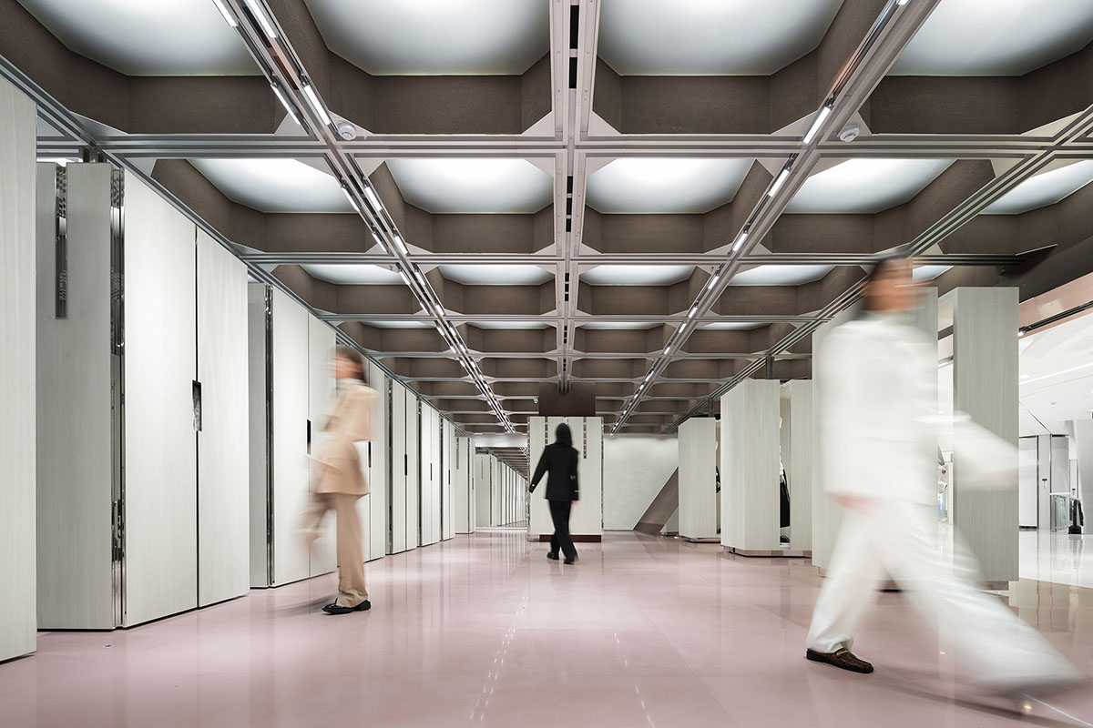 Interiors of boutique feature changeable structural systems generating different catwalk routes