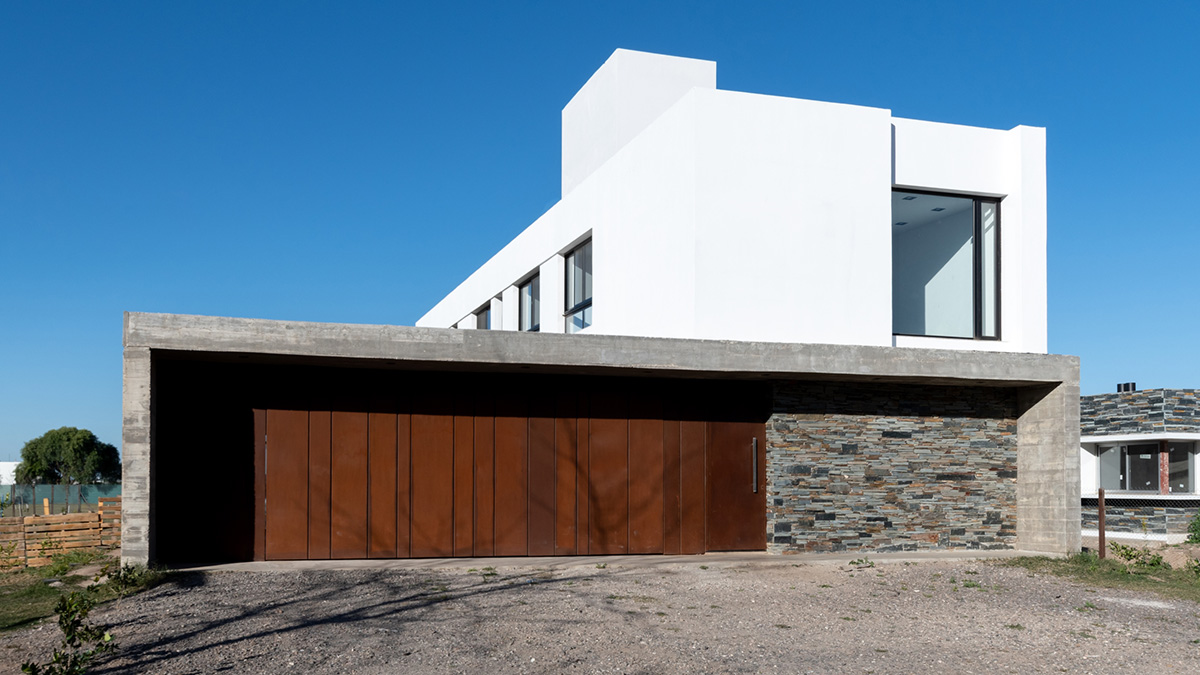 MZ Arquitectos completes a detached family house in Córdoba
