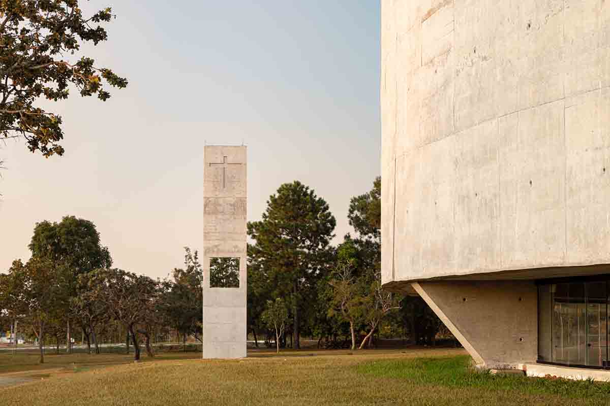 ARQBR Arquitetura e Urbanismo built concrete church complementing the Brazilian landscape 