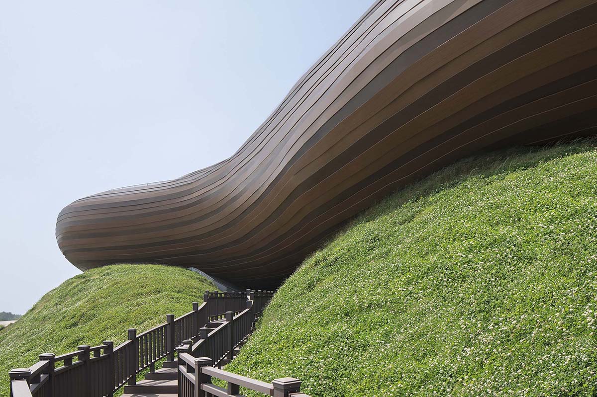 CROX's super smooth Liyang Museum sits on undulating hills as part of the nature in Changzhou