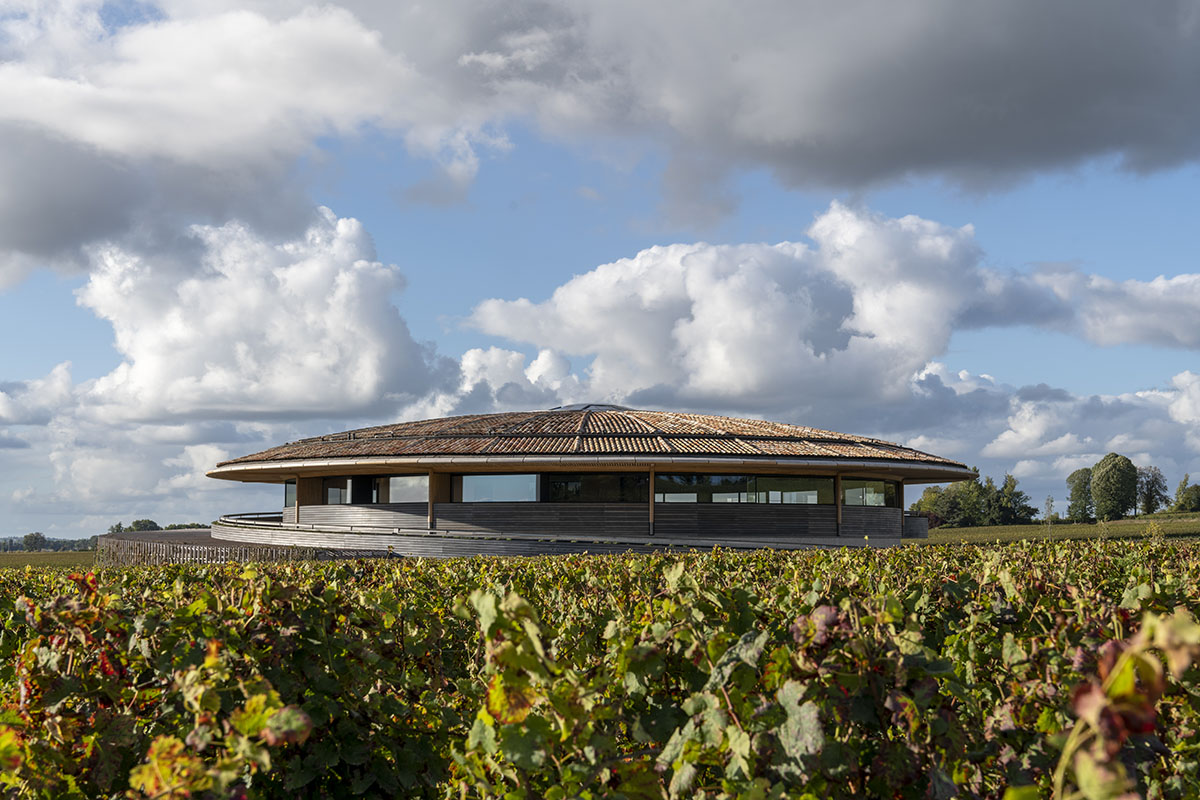 Foster + Partners completes circular Le Dôme winery in the rolling hills of Bordeaux