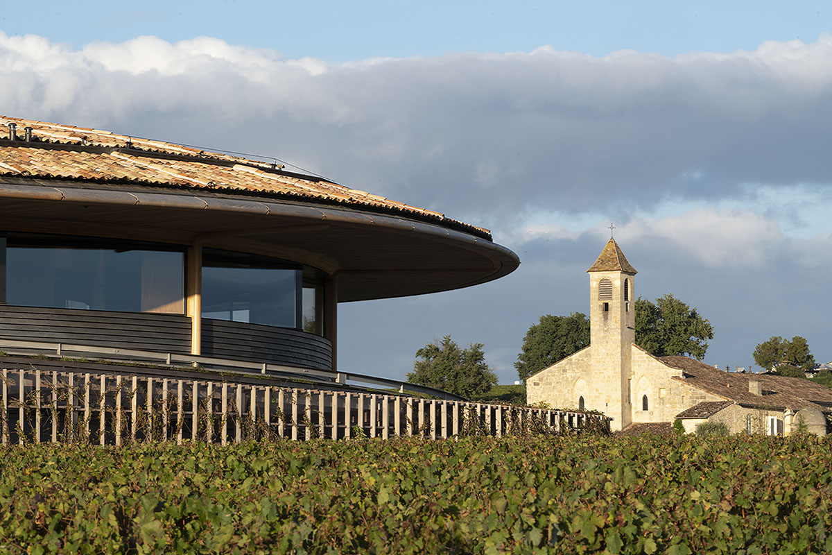Foster + Partners completes circular Le Dôme winery in the rolling hills of Bordeaux
