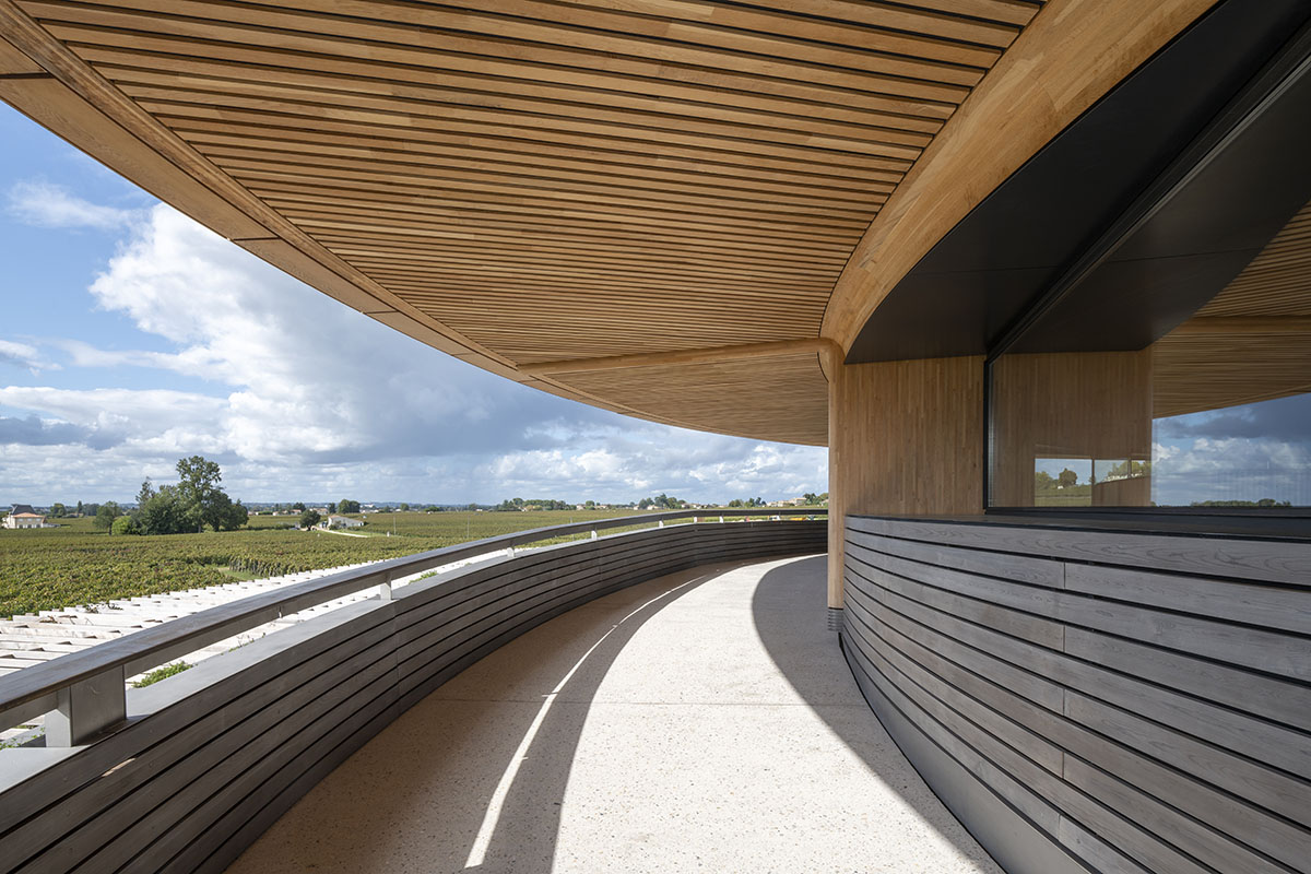Foster + Partners completes circular Le Dôme winery in the rolling hills of Bordeaux