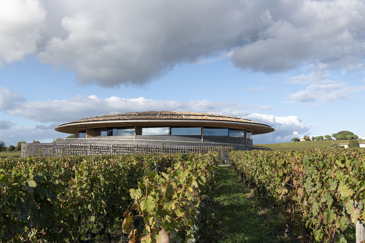 Foster + Partners completes circular Le Dôme winery in the rolling hills of Bordeaux