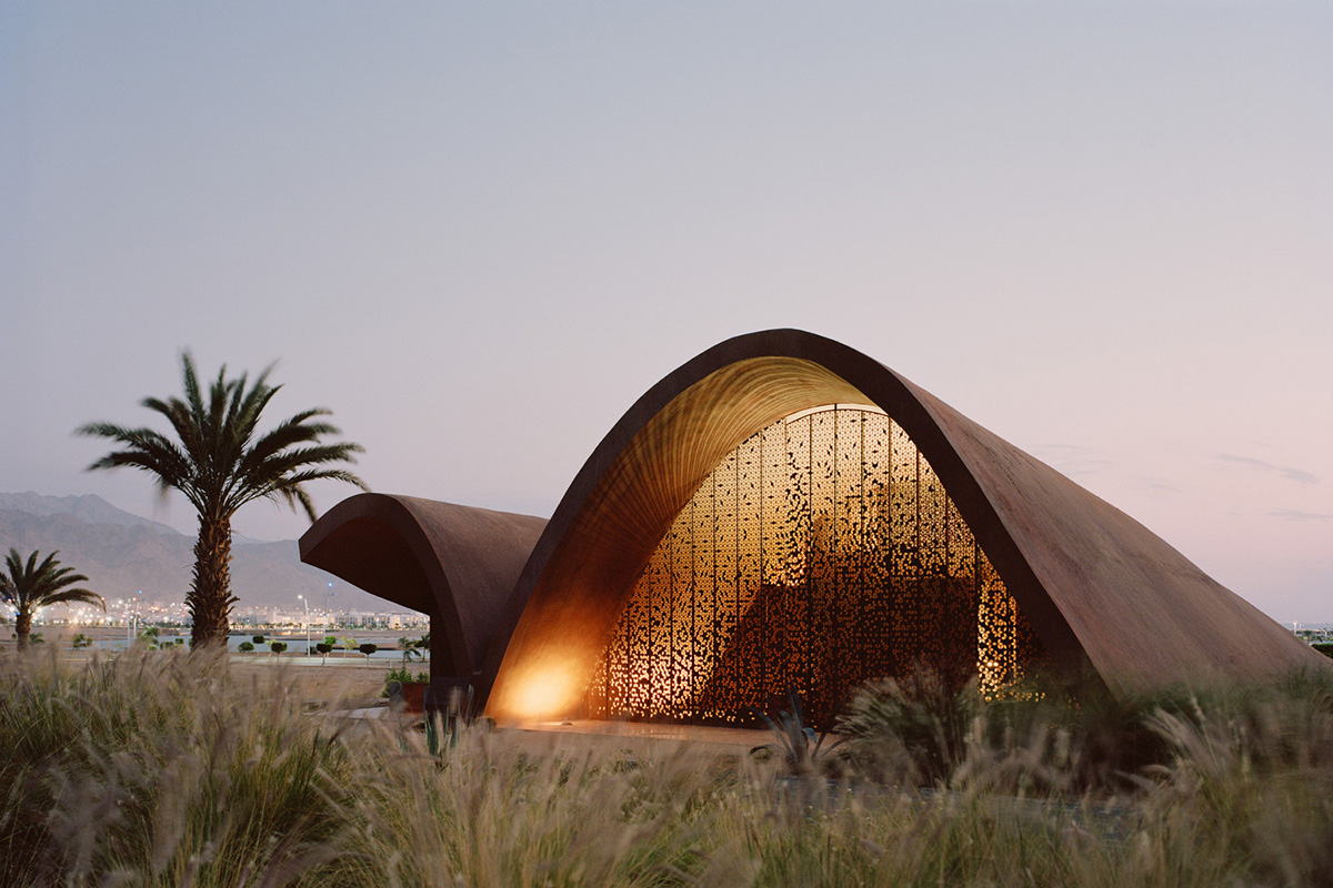 Smooth curves of a golf clubhouse by Oppenheim Architecture are derived from the natural desertscape