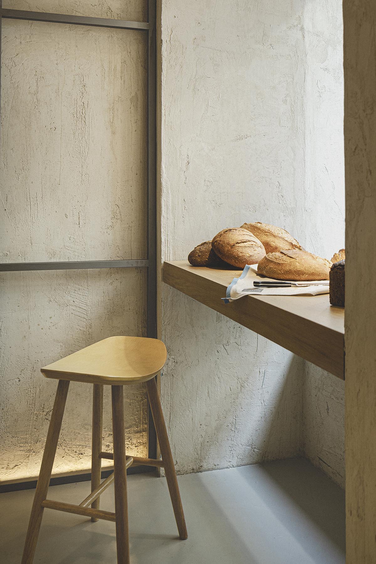 Bakery features central oak tables that revive the traditional dining room experience 