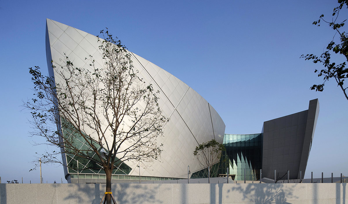 Институт архитектурного проектирования и исследований HIT завершает строительство Большого театра Чжэнчжоу в Китае. 