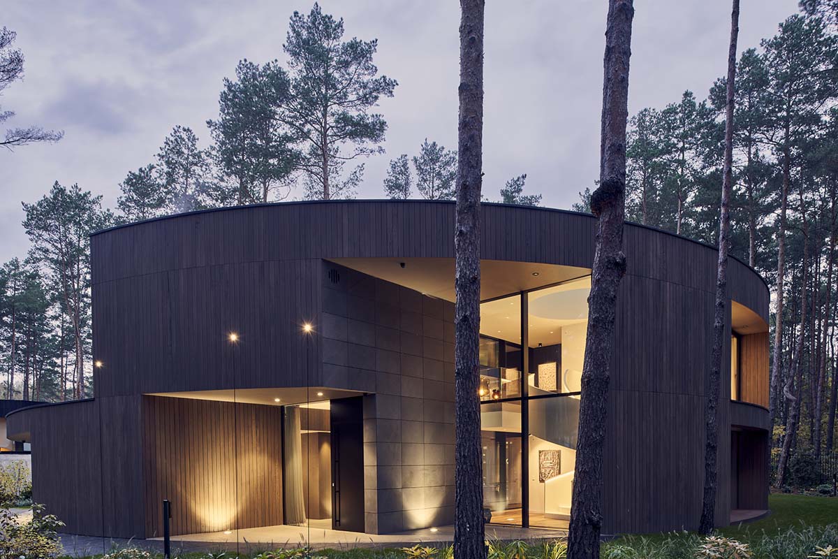 Przemek Olczyk Mobius Architekci completes circle wood house in a pine forest of Poland