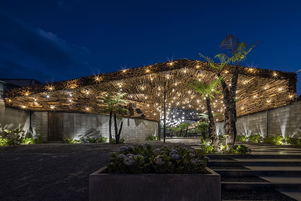 The Bloom brings thousands of woods together for the roof of Mix Restaurant in Vietnam 