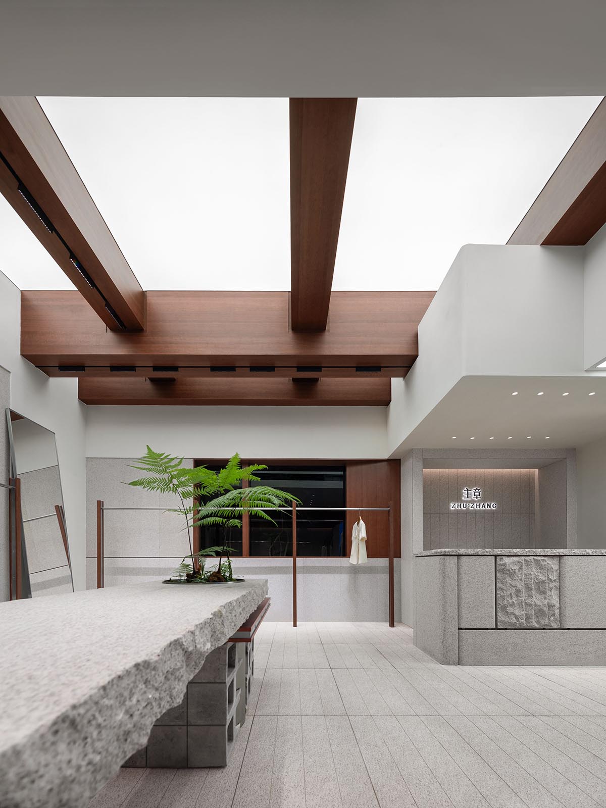 LubanEra·Design completes retail store breaking spatial constraints with dynamic form and symbiosis