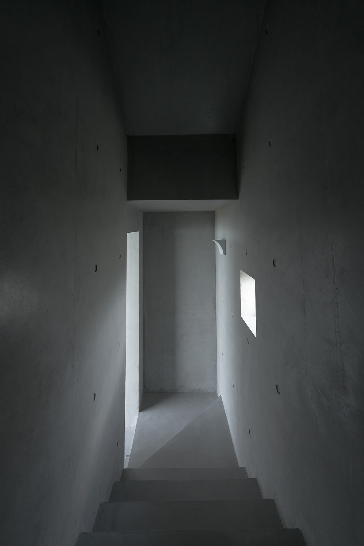 TAO built concrete cafe on a cliff as an extension of the land in China