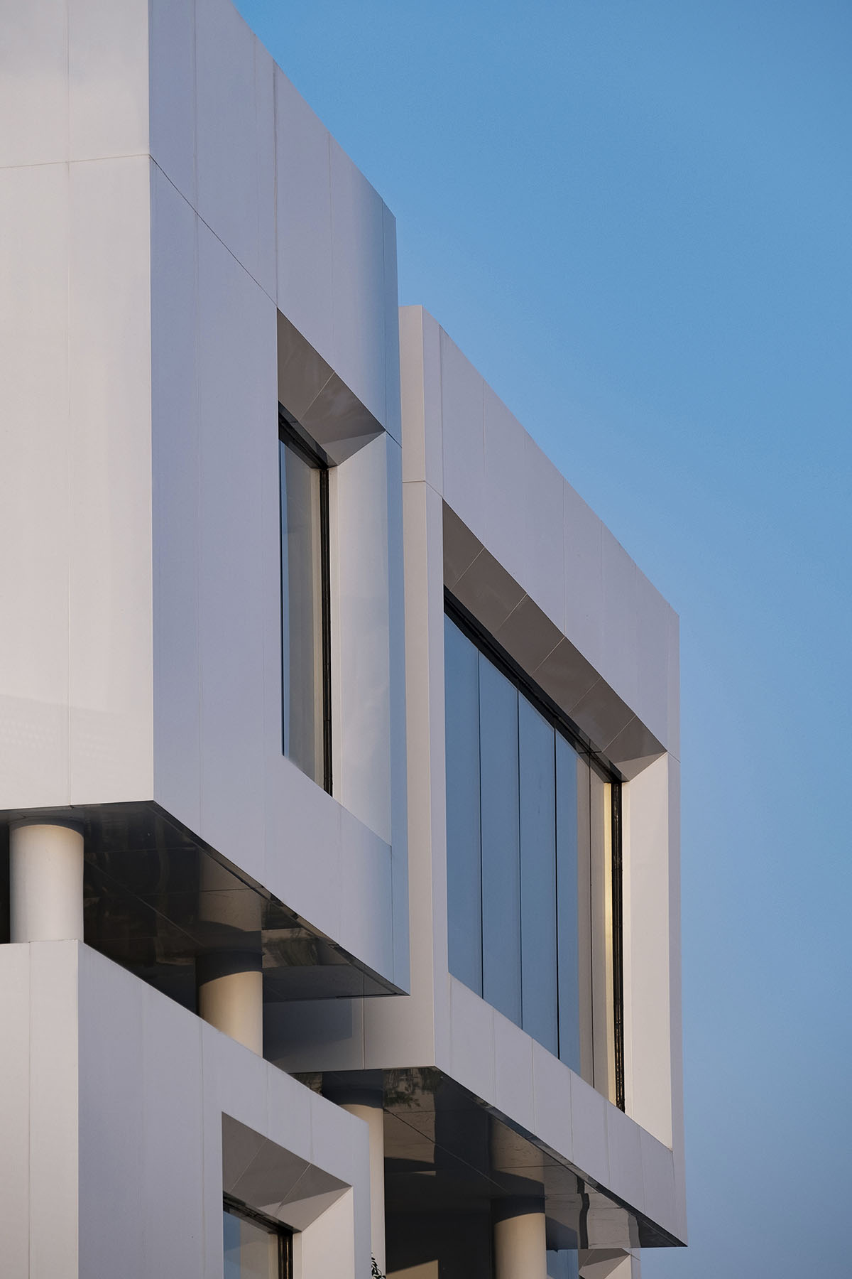 Wutopia Lab completes a Living Theatre Mount with white stacked volumes in China