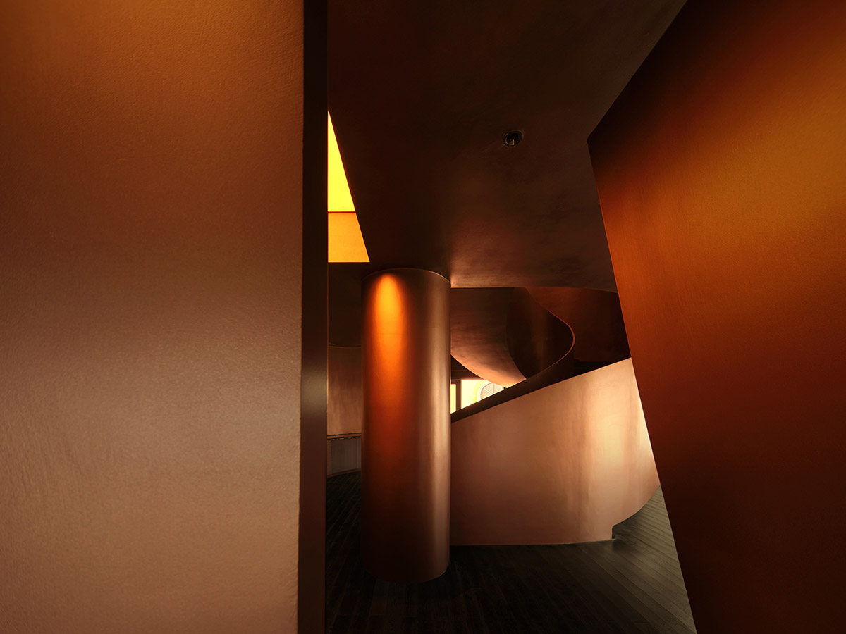 Полуарочные стены и теплые тона формируют интерьер ресторана от AD ARCHITECTURE. 