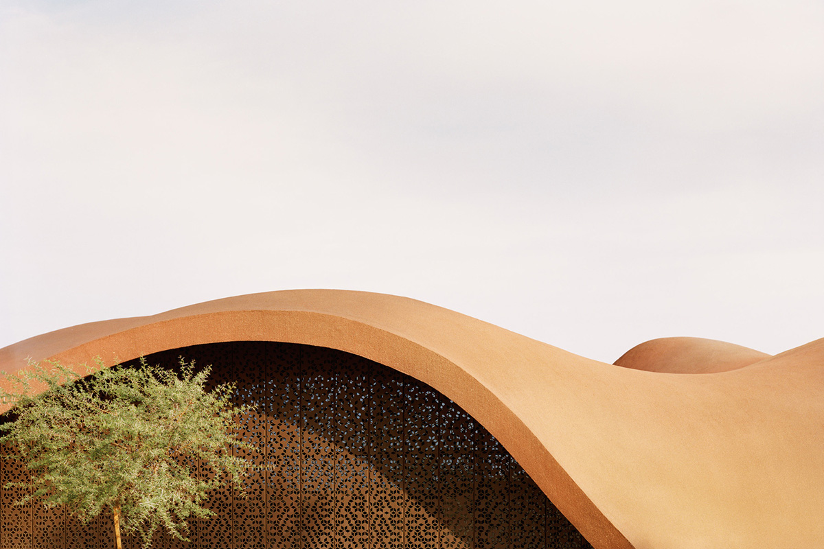 Smooth curves of a golf clubhouse by Oppenheim Architecture are derived from the natural desertscape
